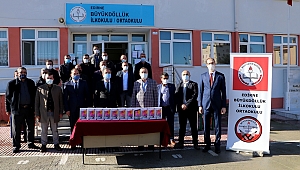 SÜT ÜRETİCİLERİ KÖY OKULUNA TABLET BAĞIŞLADI