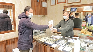 BELEDİYEDEN ESNAF İLE HALKA MASKE VE KOLONYA 