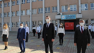 HEP BİRLİKTE İSTİKLAL MARŞI'NI OKUDULAR