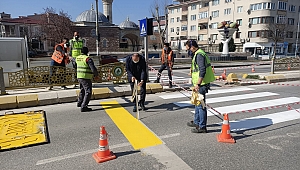 VALİ CANALP, ÇİZGİLERİN ÇEKİLMESİNE YARDIM ETTİ 