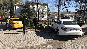 TAKSİ OTOMOBİLE ÇARPTI: 1 YARALI