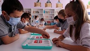 ÖĞRENCİLER ARKADAŞLARIYLA BULUŞMANIN SEVİNCİNİ YAŞIYOR