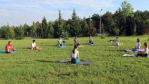 YOGA GÜNÜ'NÜ YOGA YAPARAK KUTLADILAR