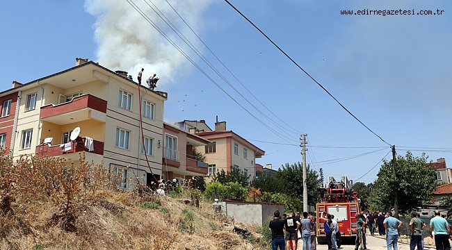 APARTMANIN ÇATISINDA YANGIN ÇIKTI