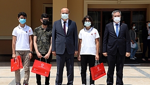 EDİRNE VALİSİ CANALP, LGS ŞAMPİYONU ÖĞRENCİLERİ ÖDÜLLENDİRDİ