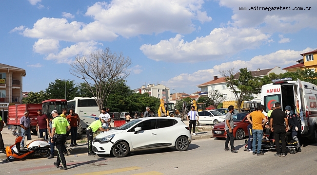 MOTOSİKLET OTOMOBİL KAZA YAPTI 2 KİŞİ YARALANDI