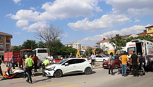 MOTOSİKLET OTOMOBİL KAZA YAPTI 2 KİŞİ YARALANDI 