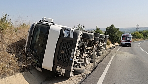 ÇİMENTO YÜKLÜ TIR DEVRİLDİ