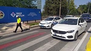 YAYA GEÇİDİNDE YAYALARA ÇARPTI