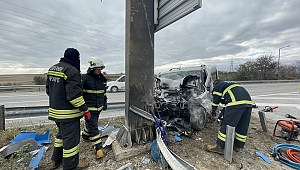 SAPAKTA BARİYERLERE ÇARPTI
