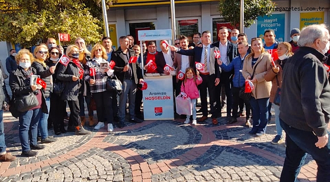 VATANDAŞLARA NUTUK VE BAYRAK HEDİYE EDİLDİ