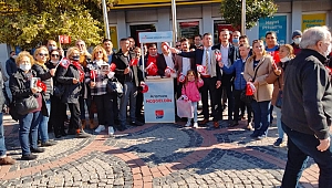 VATANDAŞLARA NUTUK VE BAYRAK HEDİYE EDİLDİ