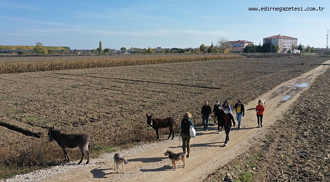 ÇEVRE TEMİZLİĞİNE EŞEK VE KÖPEKLERİYLE GELEN İSPANYOL AKADEMİSYENDEN PLASTİK ATIK UYARISI