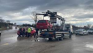 İKİ OTOMOBİLİN ÇARPIŞMASI SONUCU 2 KİŞİ YARALANDI