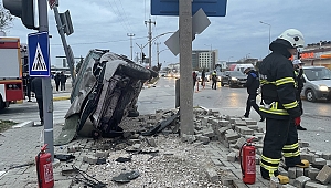 TRAFİK KAZASINDA 2 KİŞİ YARALANDI 
