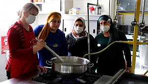 ÜRÜNLERİ ÜLKENİN DÖRT BİR YANINDAKİ MÜŞTERİLERİNE GÖNDERİYORLAR