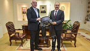 KÜLTÜR VE TURİZM BAKANI ERSOY’A PEHLİVAN GİYSİSİ KİSPET ARMAĞAN EDİLDİ