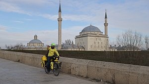 CAMİLERİ TANITMAK İÇİN ALMANYA'DAN TÜRKİYE'YE BİSİKLETLE GELDİ 