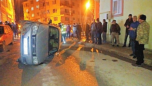 OTOMOBİL ÇARPIŞMANIN ŞİDDETİYLE YAN YATTI