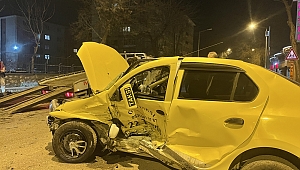EDİRNE'DE TAKSİ İLE OTOMOBİLİN ÇARPIŞTIĞI KAZADA 1 KİŞİ YARALANDI