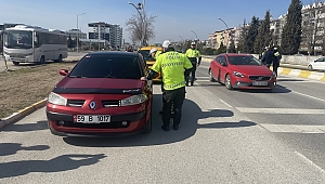 EDİRNE'DE SÜRÜCÜLER CEZA YEMEMEK İÇİN ARAÇLARININ CAM FİLMLERİNİ SÖKTÜ