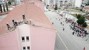 OKULDA YANGIN PANİĞİ, ÖĞRENCİLER TAHLİYE EDİLDİ