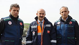 ASFALT ŞANTİYESİNDEN SIZAN ZİFT TEMİZLENİYOR