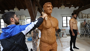 ÜNİVERSİTE ÖĞRENCİSİ ÖDEV OLARAK PEHLİVAN HEYKELİ YAPACAK