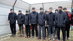 YUNANİSTAN'IN YARI ÇIPLAK GERİ İTTİĞİ DÜZENSİZ GÖÇMENLERE TÜRKİYE MERHAMET GÖSTERDİ