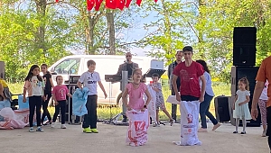HEM ANNELER GÜNÜNÜ KUTLADILAR HEM BAHARA MERHABA DEDİLER