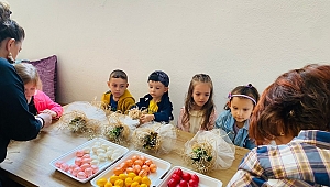 MİNİK ELLERİYLE ÜRETİLER ANNELERİNE HEDİYE ETTİLER
