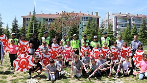 ÖĞRENCİLER, POLİS VE JANDARMA İLE UÇURTMA UÇURDU