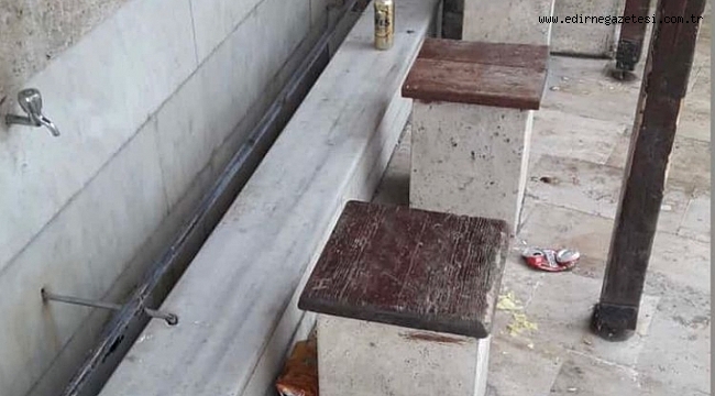 REZALET! CAMİİ ŞADIRVANINDA ALKOL MASASI KURMUŞLAR