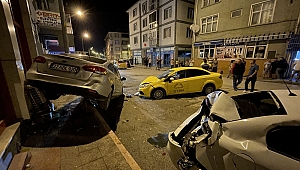 TİCARİ TAKSİNİN PARK HALİNDEKİ 3 ARACA ÇARPMASI SONUCU 2 KİŞİ YARALANDI