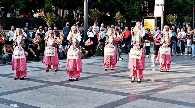 DANS GRUPLARININ GÖSTERİLERİ İLGİYLE İZLENDİ