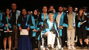FİZİKSEL ENGELLERİ EĞİTİM AŞKLARINA ENGEL OLAMADI