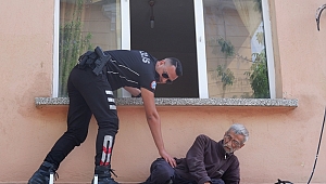 YAŞLI VATANDAŞ ÇIKTIĞI SUNDURMADA MAHSUR KALDI