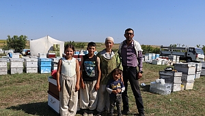BALIKESİRLİ GEZGİN ARICI AİLESİYLE EN İYİ BALI ÜRETMEK İÇİN BÖLGE BÖLGE DOLAŞIYOR