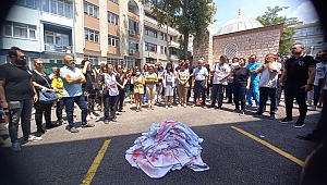HEKİMLER SAĞLIKTA ŞİDDETİ BEYAZ ÖNLÜKLERİNİ ÇIKARARAK, ALKIŞLARLA PROTESTO ETTİ 
