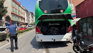 TUR OTOBÜSÜNÜN MOTOR KISMINA SAKLANAN 2 DÜZENSİZ GÖÇMEN YAKALANDI