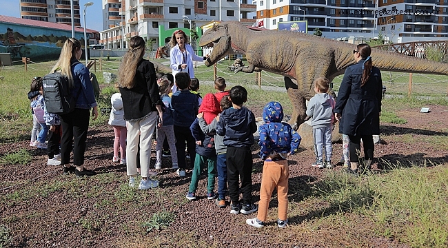 ÖĞRENCİLER KEŞFEDEREK VE EĞLENEREK ÖĞRENİYOR