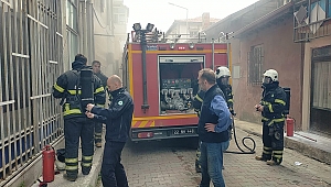APARTMAN İÇİNDE YAKTIĞI HURDALAR YANGINA NEDEN OLDU 