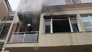 KAPIYI KIRIP KOMŞUSUNU ALEVLERİN ORTASINDAN KURTARDI