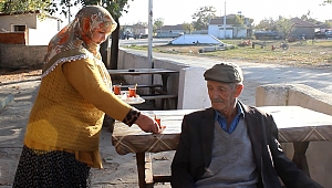 KIZLARININ EĞİTİMİ İÇİN KAHVECİLİK YAPIYOR 