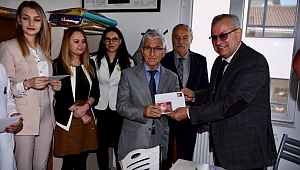 ÖĞRETMENLERE 100. YIL HATIRA PULU HEDİYE EDİLDİ