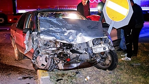OTOMOBİL İLE TIR ÇARPIŞTI: 1 YARALI