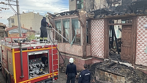 YANAN BİNADAN YENİDEN DUMANLAR YÜKSELDİ
