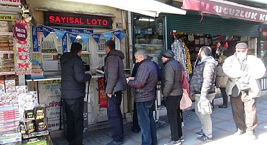 BİLET ALMAK İÇİN KUYRUK OLUŞTURDULAR