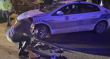 EHLİYETSİZ SÜRÜCÜ YÖNETİMİNDEKİ OTOMOBİL POLİS ARACINA ÇARPTI