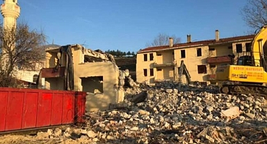 ESKİ BİNALAR YIKILIYOR